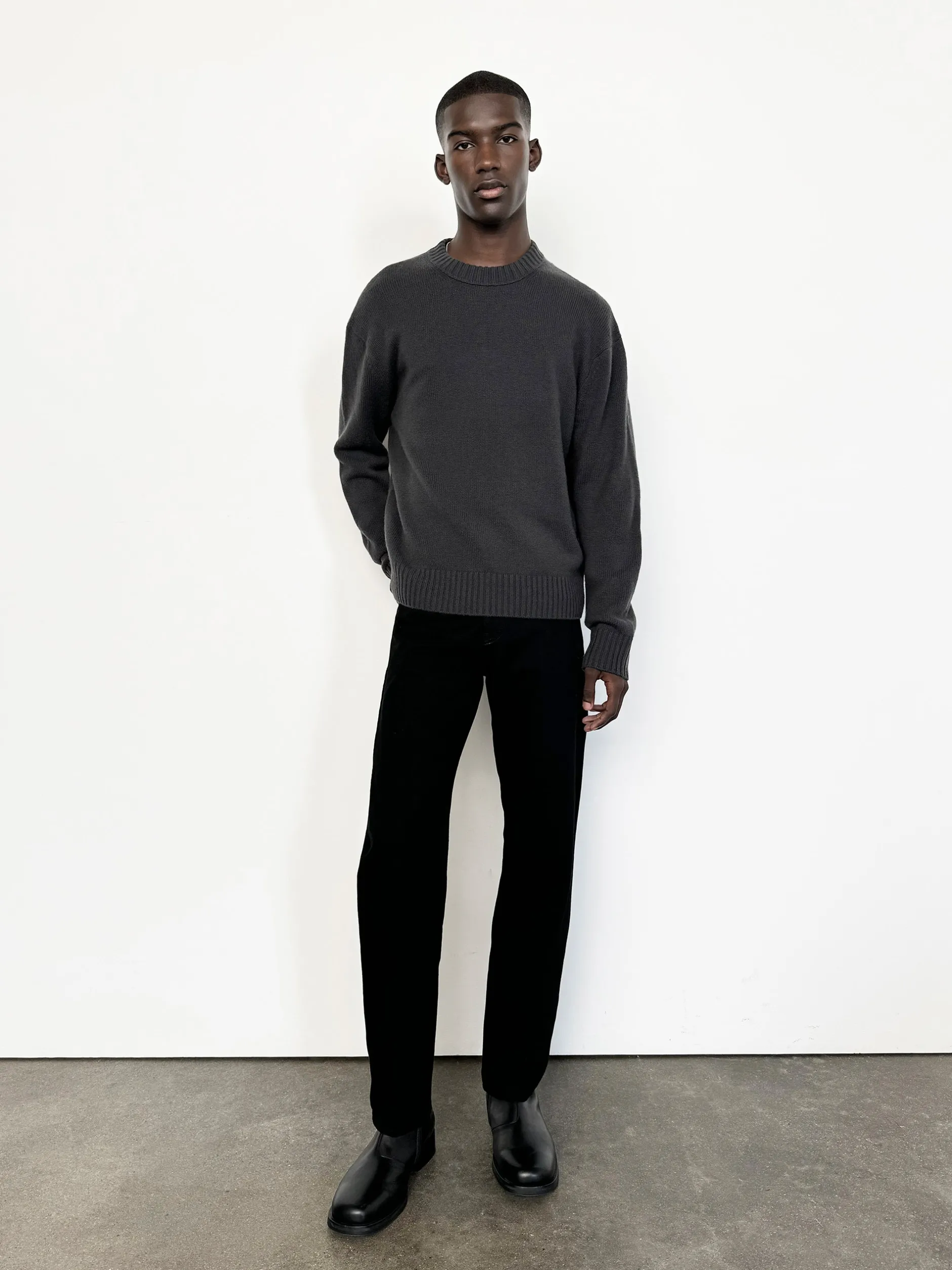 FRAME Cashmere Crewneck Sweater in Dark Grey< Sweaters & Hoodies
