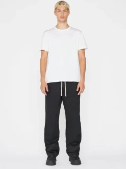 FRAME Logo Tee in< Tees & Polos