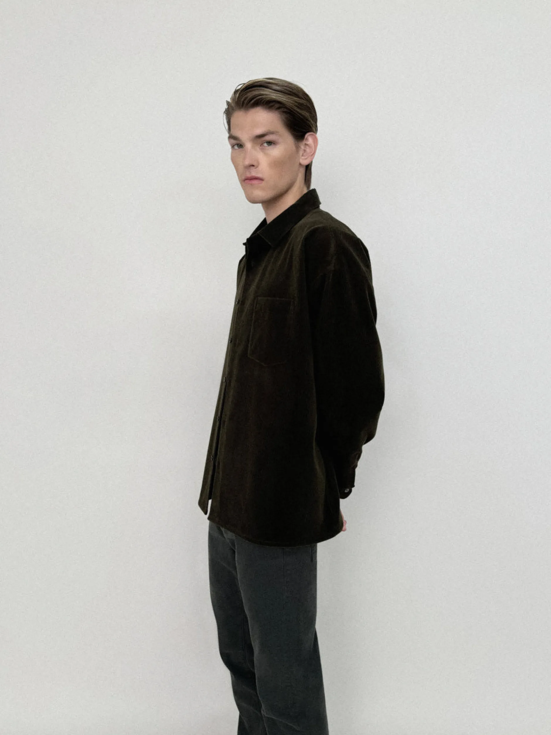 FRAME Relaxed Corduroy Overshirt in Dark Olive< Jackets & Coats|Shirts