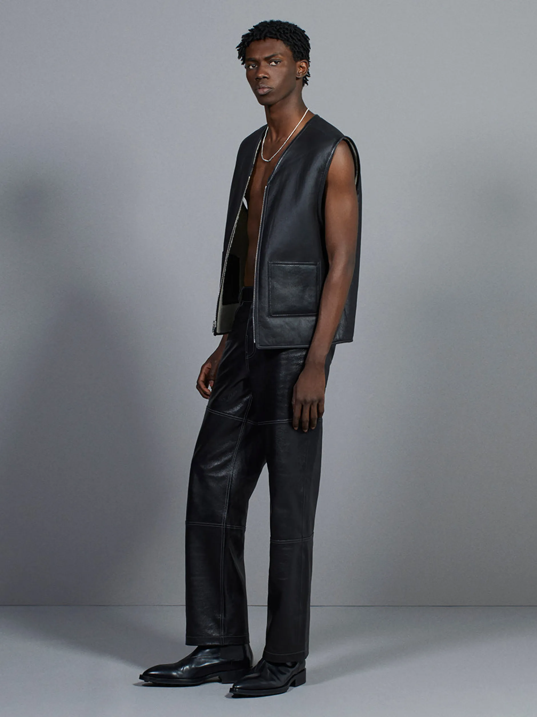 FRAME Shearling Vest in Stone Beige/Black< Leather & Suede|Jackets & Coats
