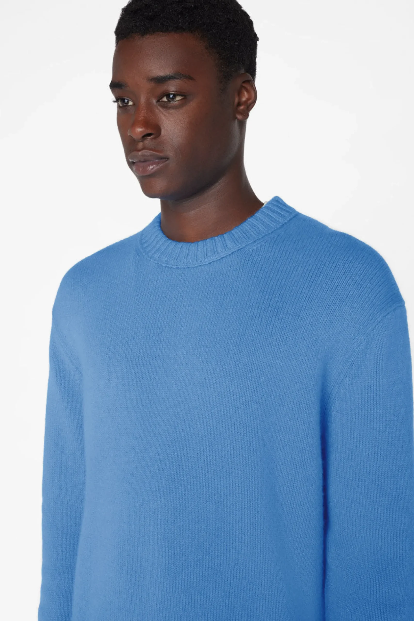 FRAME The Cashmere Crewneck Sweater in Bright Blue< Sweaters & Hoodies