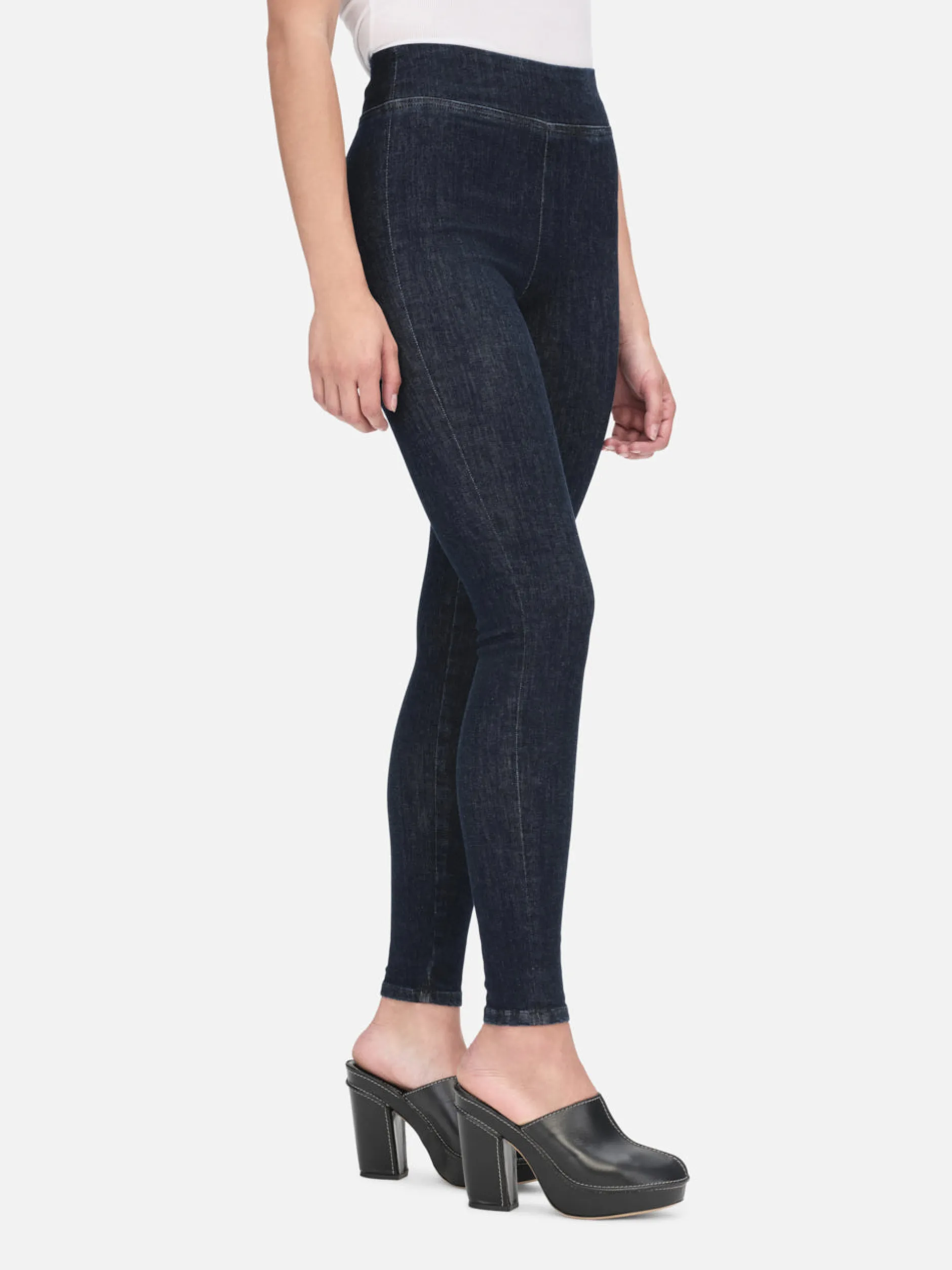 FRAME The Jetset Skinny Crop in<Women Skinny